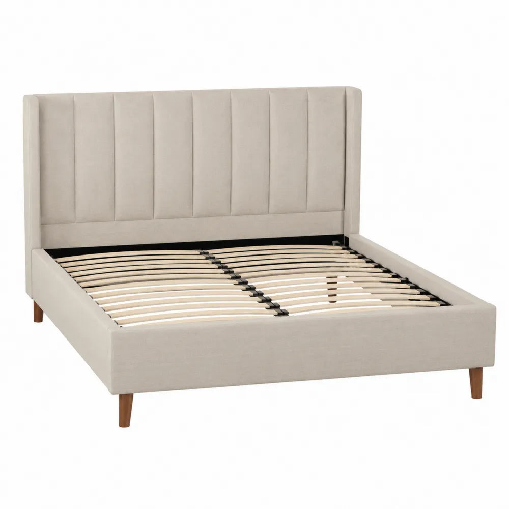Letto matrimoniale in tessuto beige con struttura in legno