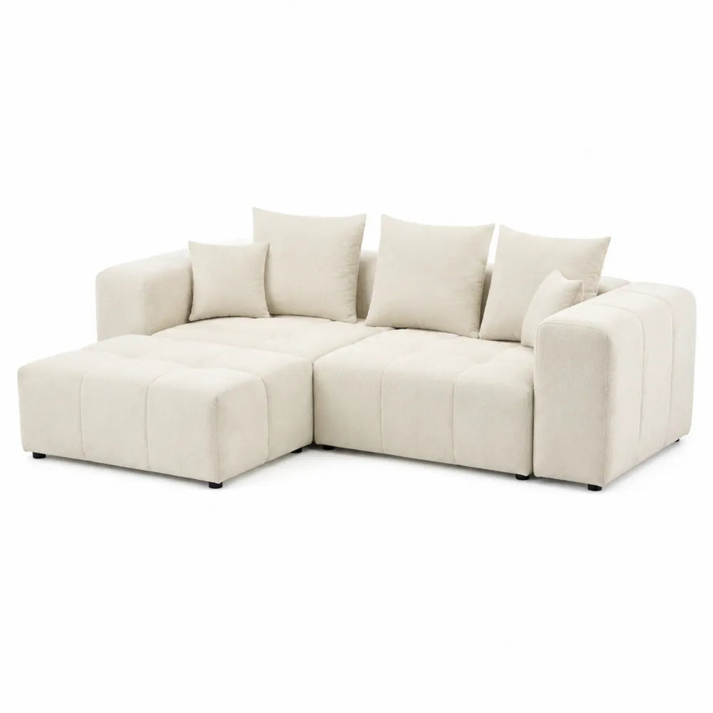 Divano ad angolo in tessuto beige con cuscini