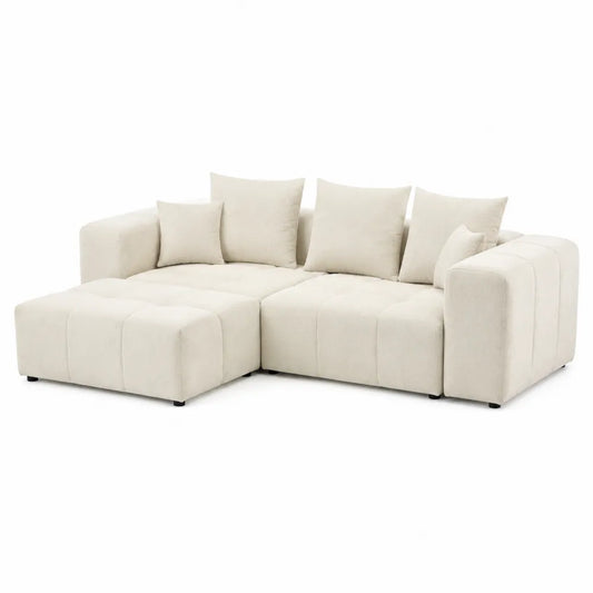 Divano ad angolo in tessuto beige con cuscini